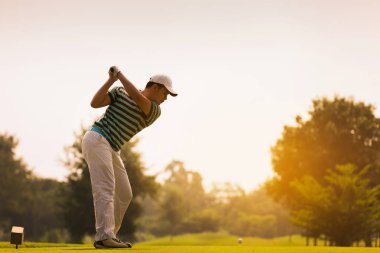 Golfçüler bir golf topu vurmak olacak