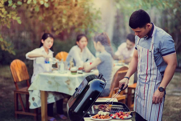 Asyalı erkek arkadaş için bir Barbekü yemek vardır