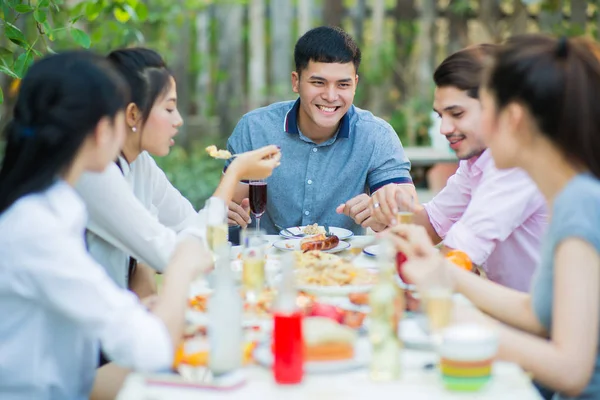 Asya grup eğlenceli konuşuyorlardı akşam yemek