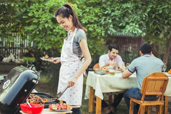 İnsanlar Asyalılar parti bahçede Barbekü 