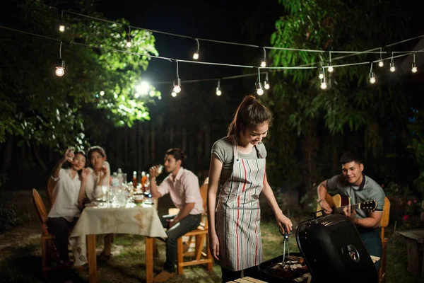 İnsanlar Asyalılar parti ön bahçe Barbekü