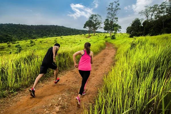 Paare Läufer Joggen Die Natur Höher Den Berg Hinauf Mit — Stockfoto