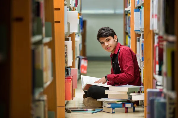 Estudante Asiático Homens Lendo Livro Sorrindo Alegremente Livro Universidade — Fotografia de Stock