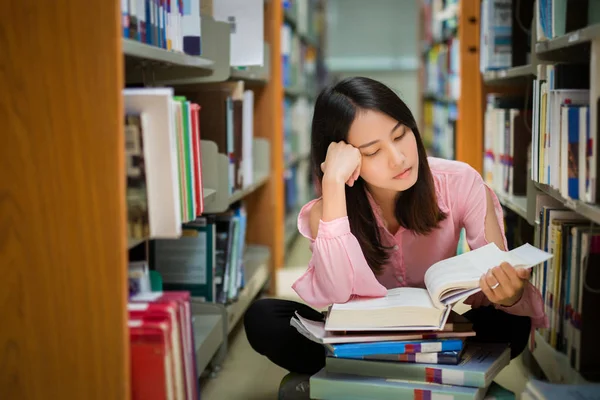 Mulher asiática na universidade Biblioteca — Fotografia de Stock