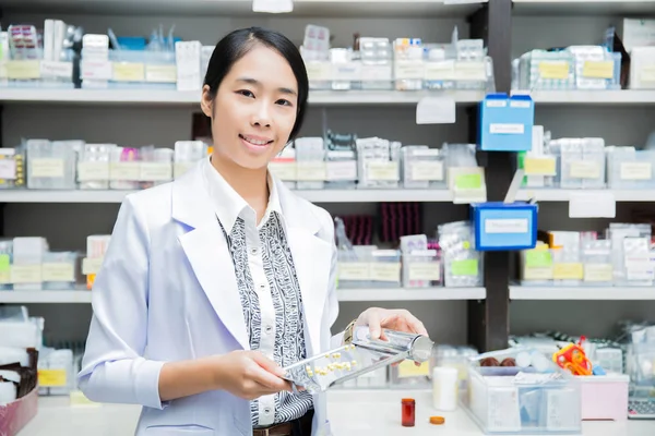 Farmacia farmacéutica mujeres —  Fotos de Stock