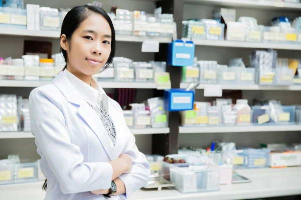 亚洲妇女药剂师 — 图库照片