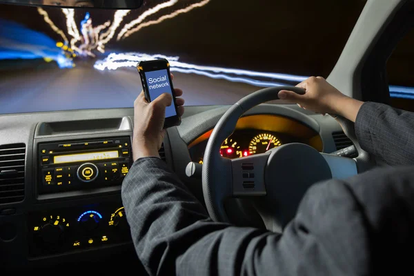 gece sürüş sırasında akıllı telefonlar kullanan adam 
