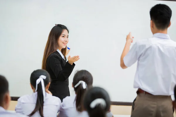 Azjatyccy Studenci Wstali Aby Odpowiedzieć Pytania Nauczycieli — Zdjęcie stockowe