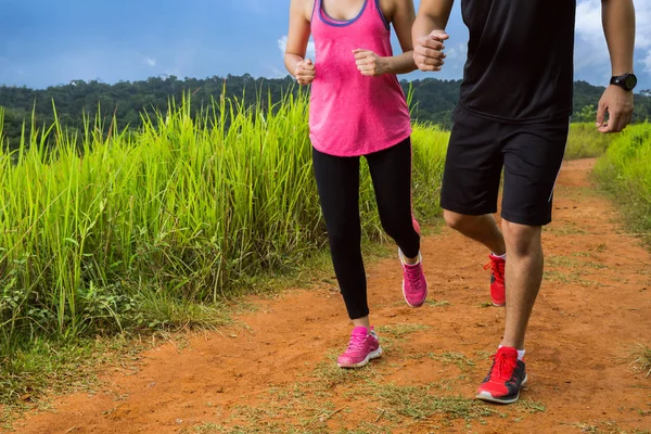 Asyalı çiftler, güneşli havada ormanda yolda koşuyorlardı.