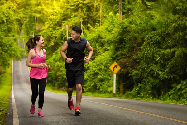 Paare Läufer Joggen Die Natur Höher Den Berg Hinauf Mit — Stockfoto