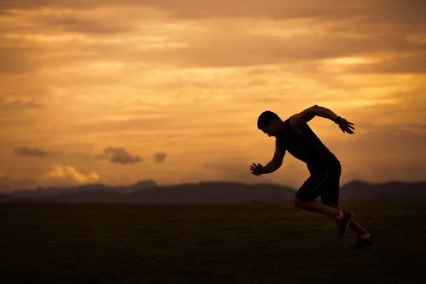 Asiatische Männer joggen am Abend mit einem Tempo, das sie zum Schweigen bringt — Stockfoto