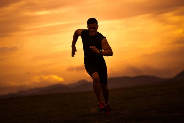 Asiatische Männer joggen am Abend mit einem Tempo, das sie zum Schweigen bringt — Stockfoto
