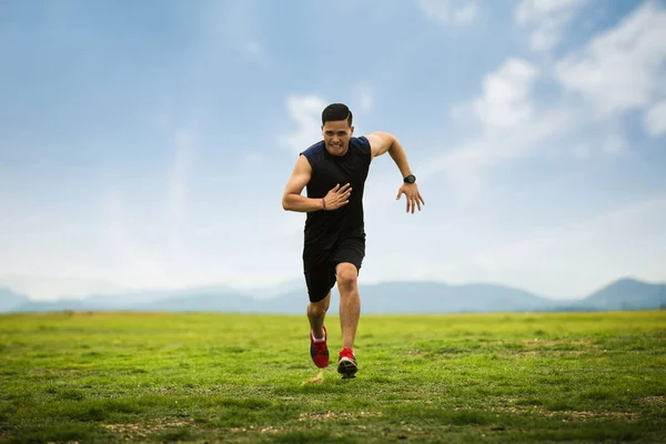 Asiatische Männer joggen im Lauftempo — Stockfoto