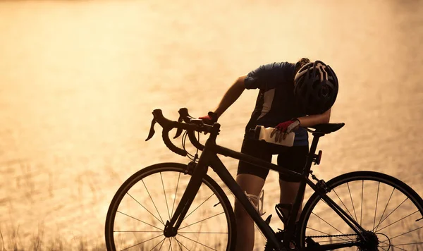 여자 운동 자전거 그녀는 riv에서 피곤 하 고 편안 하 게 음료를 느꼈다 — 스톡 사진