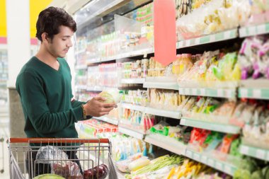 Asyalı erkekler süpermarketten alışveriş yapmayı seçiyor.