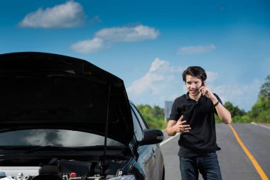Asyalı adamlar yolda kaza yapmış ve yardım istiyor.
