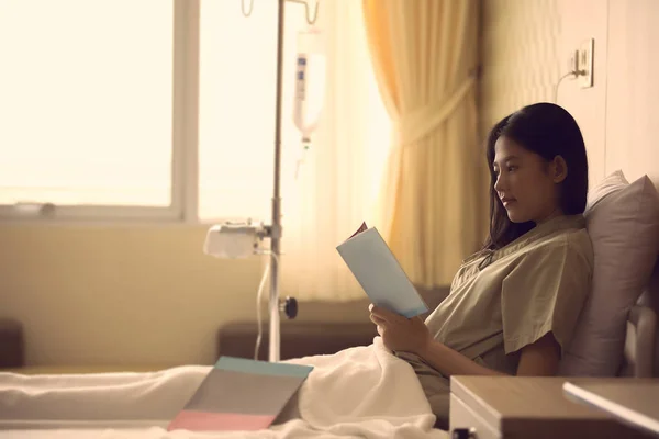 Pazienti Donne Nelle Stanze Dei Pazienti Stava Leggendo Libro Relax — Foto Stock