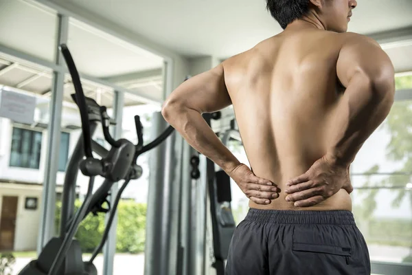 Mann Erleidet Schweren Rückenleiden Fitnessstudio — Stockfoto