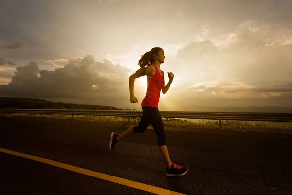 Asiatische Frauen joggen morgens und hören dabei Musik — Stockfoto