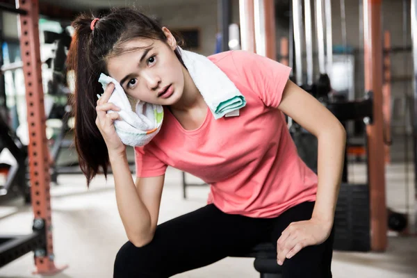 Asiatische Frauen ruhen sich nach einem Fitnessstudio aus — Stockfoto