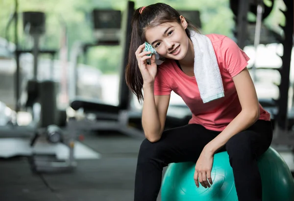 Sie müde vom Workout. Fitness-Frau im Fitnessstudio ruht auf Pilat — Stockfoto