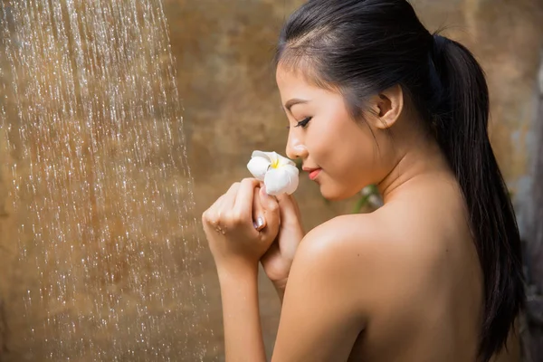 Mulher tendo massagem e spa salão de beleza conceito de tratamento de beleza, Ela — Fotografia de Stock