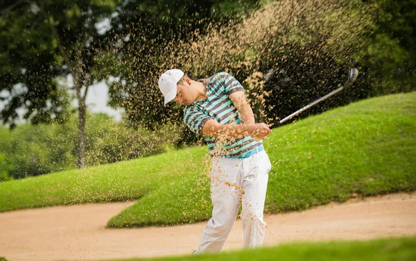 Golf sahası kumun üzerinde. Kum sıçrama yapıyor