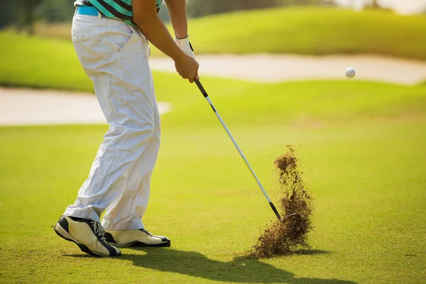 Golfçü topa sert vuruyor. Çimen dağılımı Bulanık 