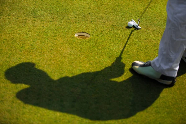 Golfçünün gölgesi Golf topunu atacak
