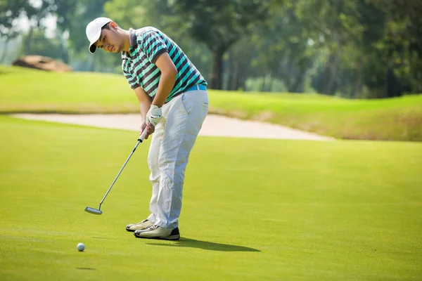 Golfçüler yazın sahada golf topudur.