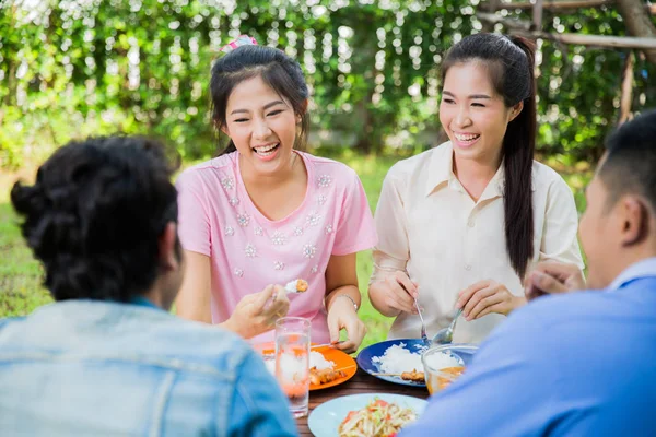 Asyalılar, Tayland gıda bahçesinde yemek yiyorlar. Yemek yerken