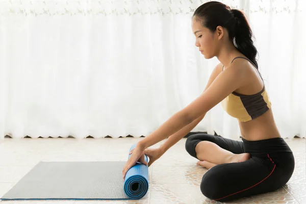 Asian women keep rolling after a Yoga Mat finished — 스톡 사진