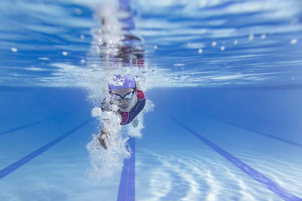 水泳は 水泳プールのジャンプのプラットフォームからジャンプします 水中写真 — ストック写真