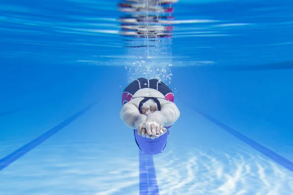 Schwimmerin schwimmt im Pool. — Stockfoto