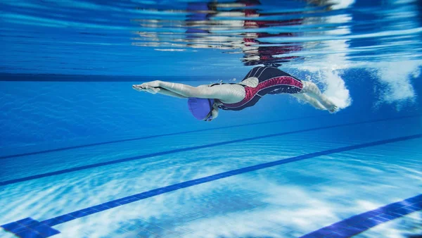 Vrouwelijke zwemmer zwembad. Onderwaterfoto — Stockfoto