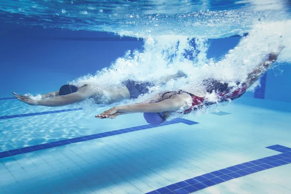 Nadador saltar da plataforma saltando uma piscina. ph subaquático — Fotografia de Stock