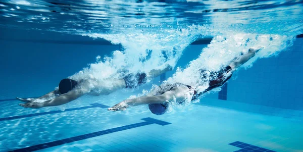 Nadador saltar da plataforma saltando uma piscina. ph subaquático — Fotografia de Stock