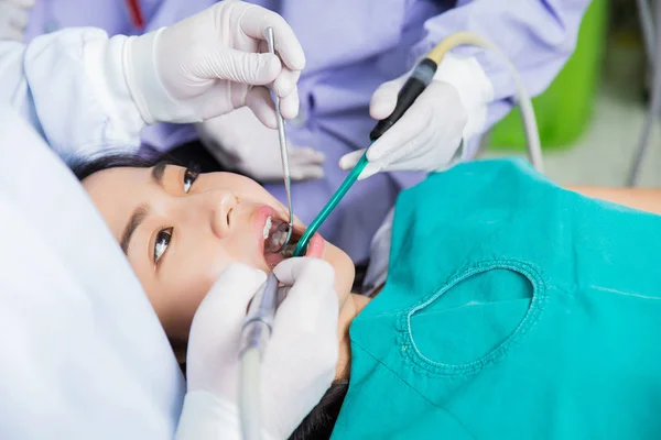 Azji kobieta daje dentyści badane zęby — Zdjęcie stockowe