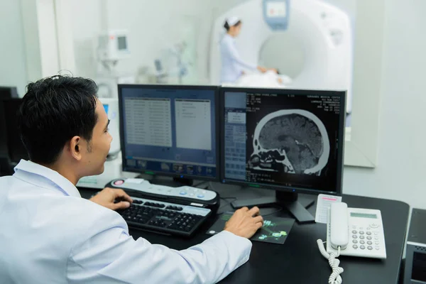 Scientist Scanning the brains Ct scan — Stock Photo, Image