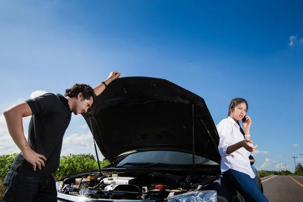 Parejas de coches rotos en el camino ¿Quién es el seguro de llamadas telefónicas. como — Foto de Stock