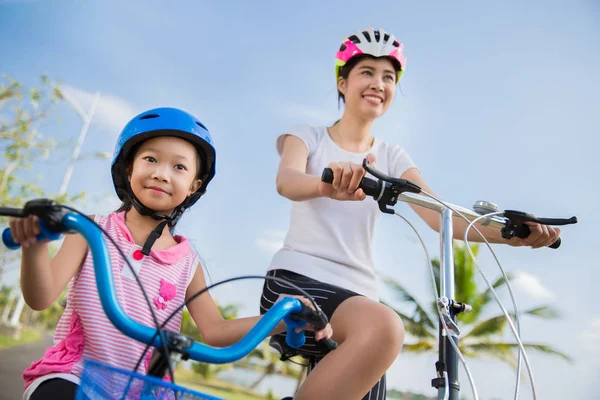 Madre e hija están haciendo ejercicio en bicicleta — Foto de Stock