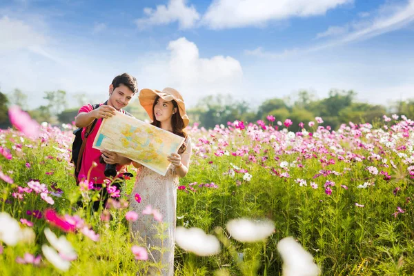 Turisták Férfiak Nők Térképeket Nézegetnek Mezőn Virágokkal Kozmosz Jogdíjmentes Stock Képek