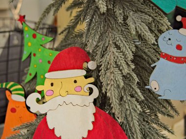 Bir Noel ağacı boyalı ahşap Noel Baba düz heykelcik