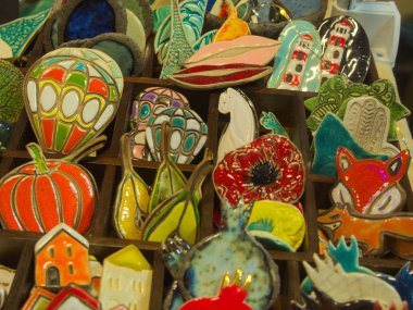 Çeşitli seramik meyve ve hayvan figürler