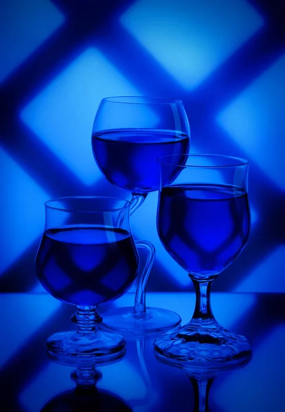 Foto afiada. Vista de cima. Vinho num copo. Azul. Desenho . — Fotografia de Stock