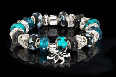 Moda takı bilezik boncuk siyah arka plan