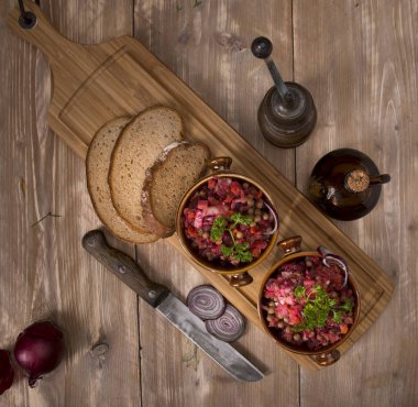 Rus pancar salatası salata Keramiktopf ahşap arka plan