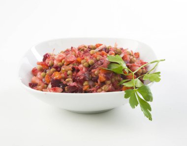 Rus pancar salatası salata beyaz plaka üzerinde beyaz arka plan üzerinde damalı peçete