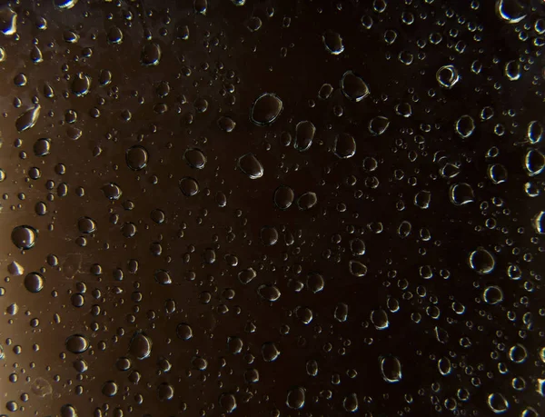 Gotas de água sobre escuro — Fotografia de Stock