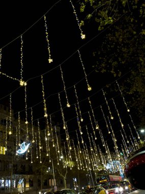 Kışın Barselona sokaklarında Noel ışıkları